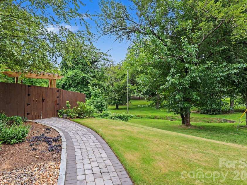 720 17th Street, Charlotte, NC 28205.  MLS# CAR4412206, YatesRealty ID 45620. 