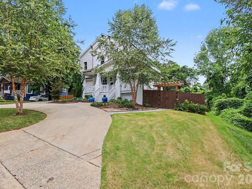 720 17th Street, Charlotte, NC 28205.  MLS# CAR4412206, YatesRealty ID 45620. Circular drive