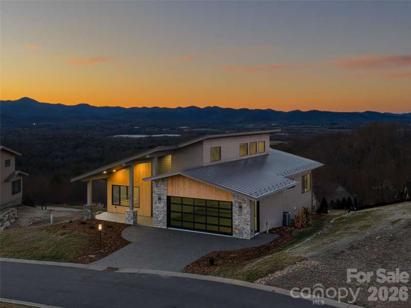 247 Coachman Drive, Hendersonville, NC 28791.  MLS# CAR4355348, YatesRealty ID 45621. 