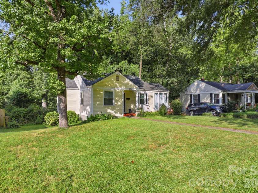 2316 Kingsbury Drive, Charlotte, NC 28205.  MLS# CAR4416606, YatesRealty ID 45622. 