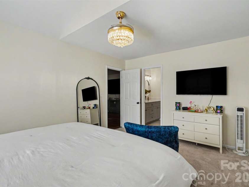 5906 Meadow Hill Drive, Charlotte, NC 28212.  MLS# CAR4405281, YatesRealty ID 45629. 