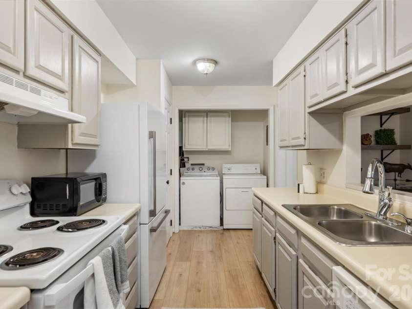3520 Colony Crossing Drive, Charlotte, NC 28226.  MLS# CAR4416668, YatesRealty ID 45636. 