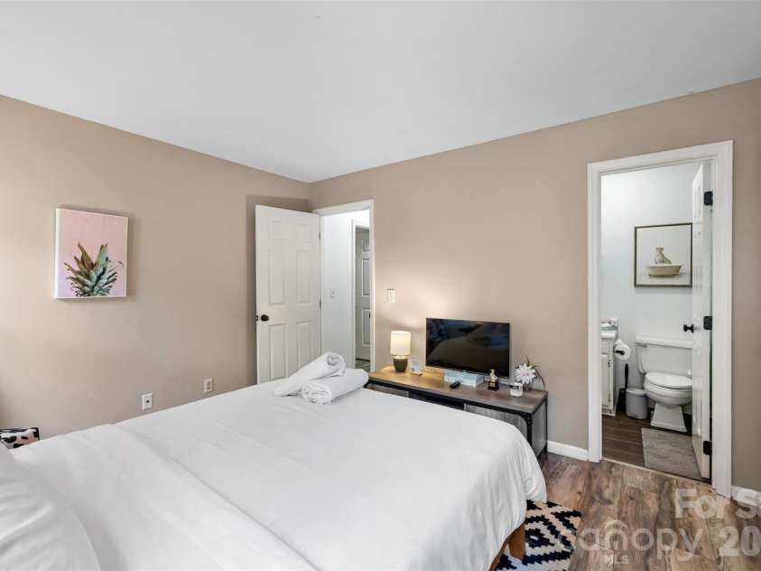 3520 Colony Crossing Drive, Charlotte, NC 28226.  MLS# CAR4416668, YatesRealty ID 45636. 