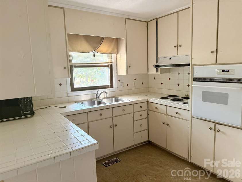 2207 Billy Street, Kannapolis, NC 28083.  MLS# CAR4407887, YatesRealty ID 45638. Kitchen.