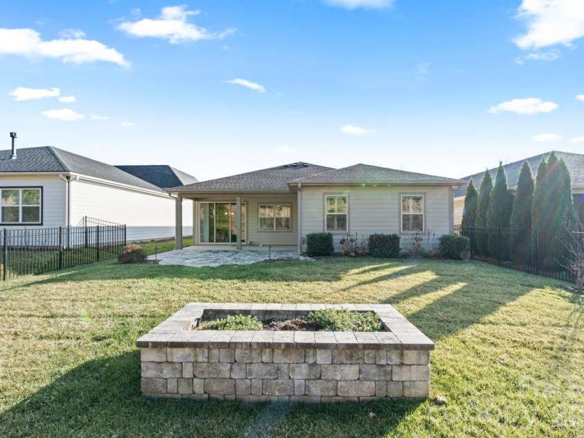 4995 Looking Glass Trail, Denver, NC 28037.  MLS# CAR4333286, YatesRealty ID 4564. Raised flower bed in backyard