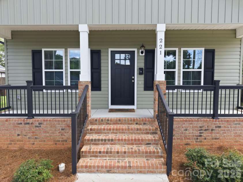 221 York Avenue, Kannapolis, NC 28083.  MLS# CAR4412736, YatesRealty ID 45642. 