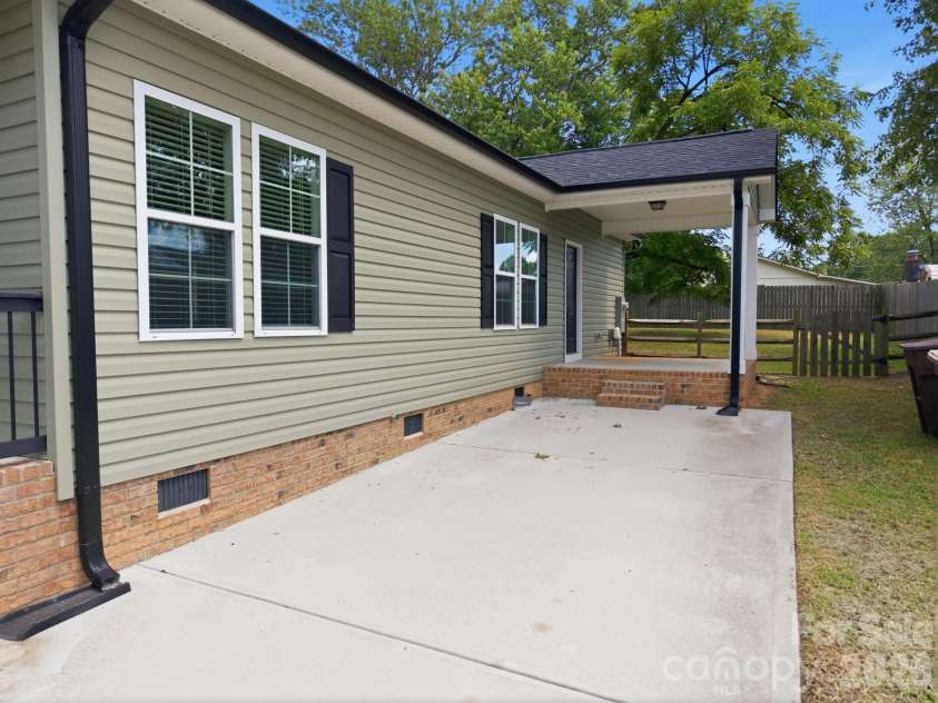 221 York Avenue, Kannapolis, NC 28083.  MLS# CAR4412736, YatesRealty ID 45642. 