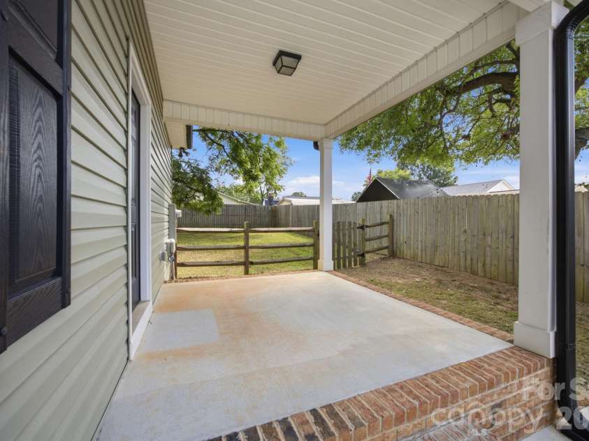 221 York Avenue, Kannapolis, NC 28083.  MLS# CAR4412736, YatesRealty ID 45642. 