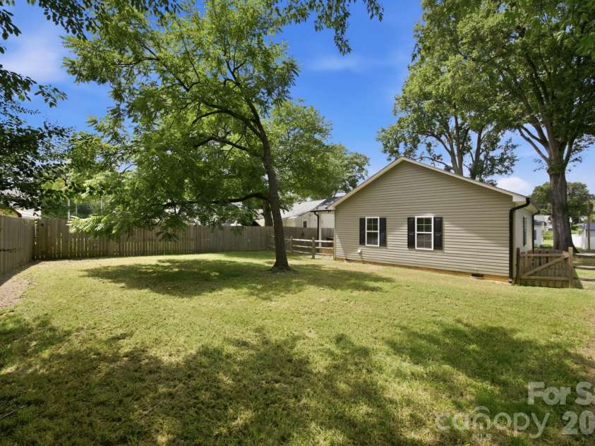 221 York Avenue, Kannapolis, NC 28083.  MLS# CAR4412736, YatesRealty ID 45642. 