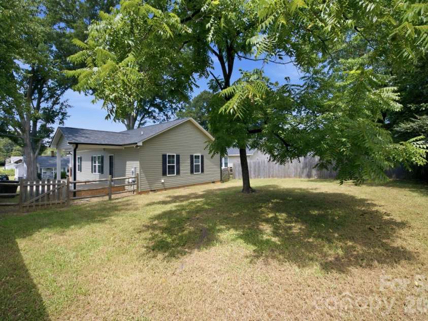 221 York Avenue, Kannapolis, NC 28083.  MLS# CAR4412736, YatesRealty ID 45642. 