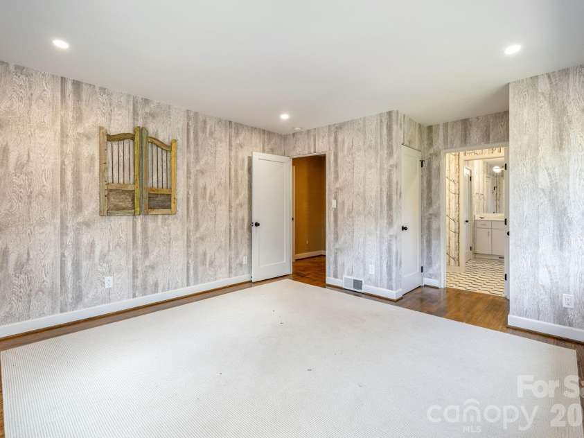 28 Forest Road, Asheville, NC 28803.  MLS# CAR4361641, YatesRealty ID 45647. Open to bath