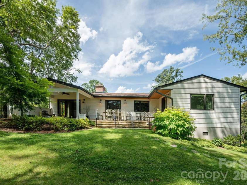 28 Forest Road, Asheville, NC 28803.  MLS# CAR4361641, YatesRealty ID 45647. Very private side yard