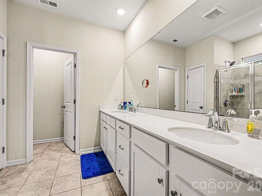 817 Deep River Way, Waxhaw, NC 28173.  MLS# CAR4342206, YatesRealty ID 4565. Main Full Bathroom