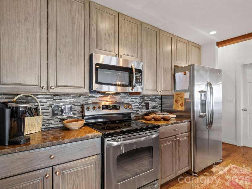 337 Rhododendron Lane, Burnsville, NC 28714.  MLS# CAR4374841, YatesRealty ID 45656. 