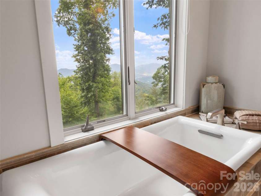 337 Rhododendron Lane, Burnsville, NC 28714.  MLS# CAR4374841, YatesRealty ID 45656. 