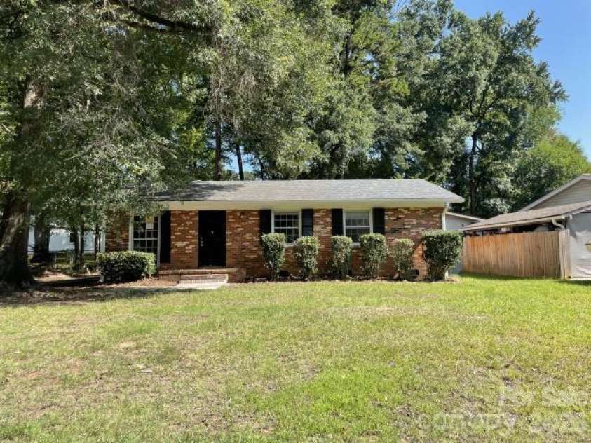 909 Carrington Drive, Charlotte, NC 28214.  MLS# CAR4416160, YatesRealty ID 45659. 