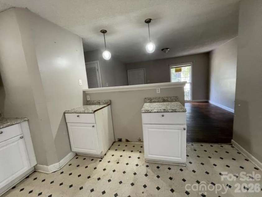 909 Carrington Drive, Charlotte, NC 28214.  MLS# CAR4416160, YatesRealty ID 45659. 