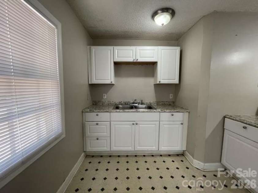 909 Carrington Drive, Charlotte, NC 28214.  MLS# CAR4416160, YatesRealty ID 45659. 