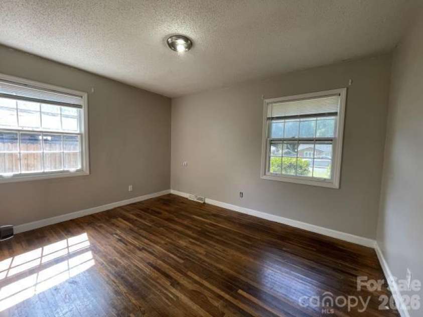 909 Carrington Drive, Charlotte, NC 28214.  MLS# CAR4416160, YatesRealty ID 45659. 