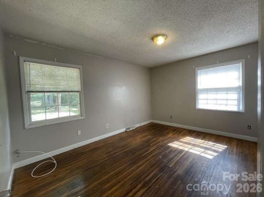 909 Carrington Drive, Charlotte, NC 28214.  MLS# CAR4416160, YatesRealty ID 45659. 