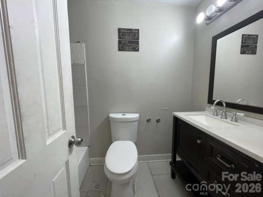909 Carrington Drive, Charlotte, NC 28214.  MLS# CAR4416160, YatesRealty ID 45659. 