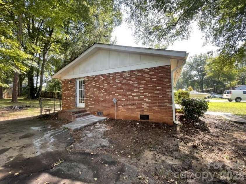 909 Carrington Drive, Charlotte, NC 28214.  MLS# CAR4416160, YatesRealty ID 45659. 