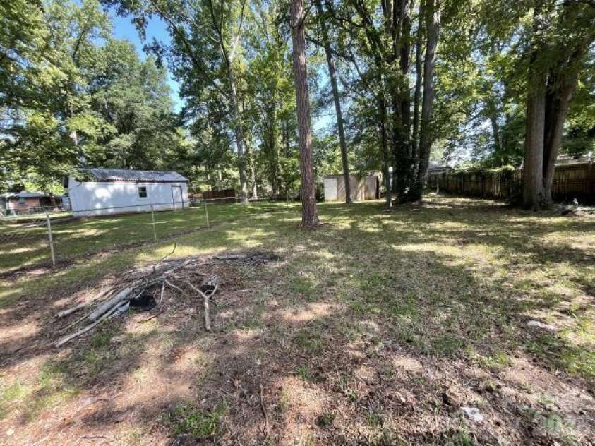909 Carrington Drive, Charlotte, NC 28214.  MLS# CAR4416160, YatesRealty ID 45659. 