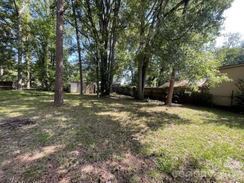 909 Carrington Drive, Charlotte, NC 28214.  MLS# CAR4416160, YatesRealty ID 45659. 