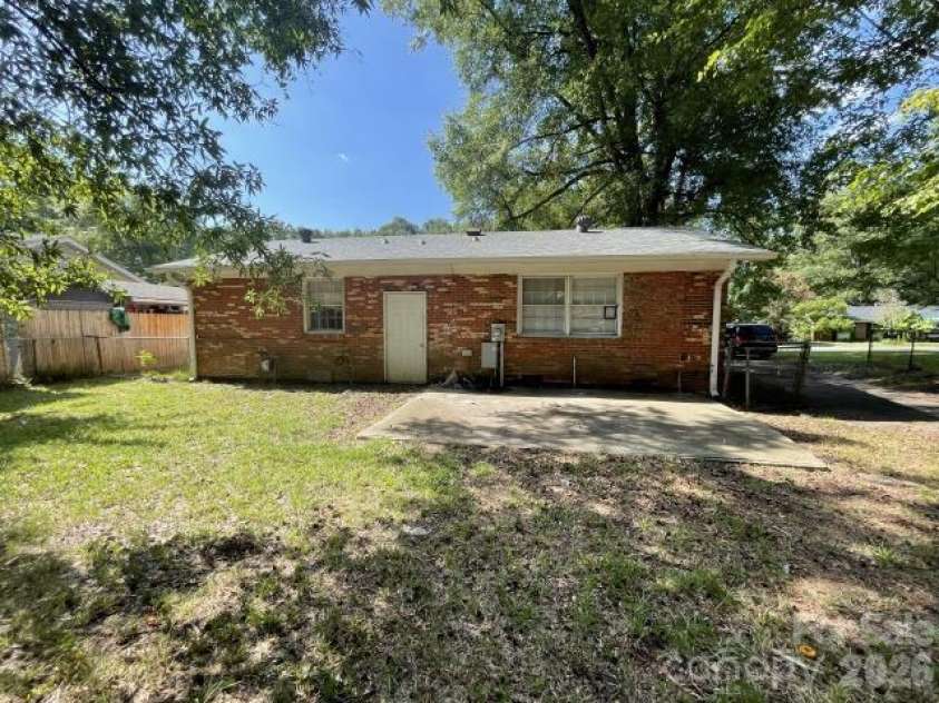909 Carrington Drive, Charlotte, NC 28214.  MLS# CAR4416160, YatesRealty ID 45659. 