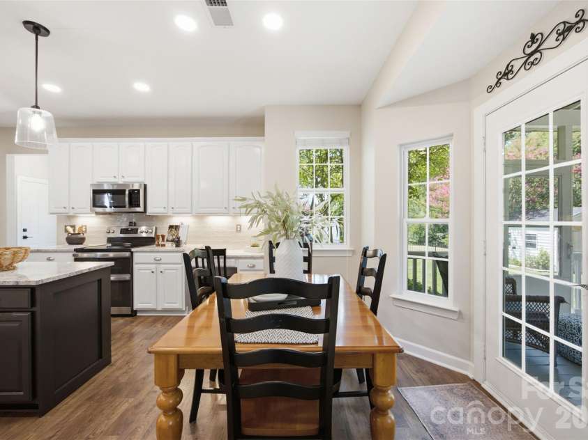 9624 Belloak Lane, Waxhaw, NC 28173.  MLS# CAR4408548, YatesRealty ID 45663. Kitchen w/ breakfast nook