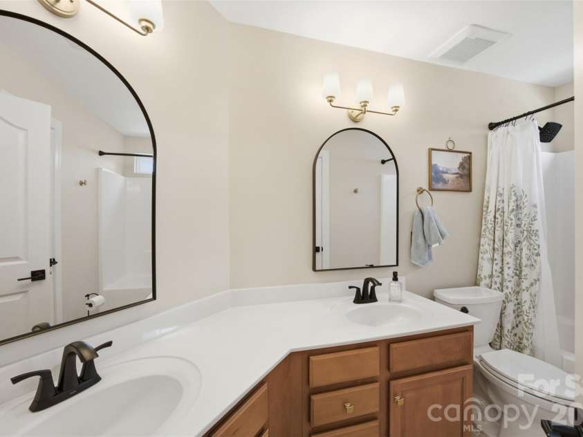 9624 Belloak Lane, Waxhaw, NC 28173.  MLS# CAR4408548, YatesRealty ID 45663. Upstairs Bathroom