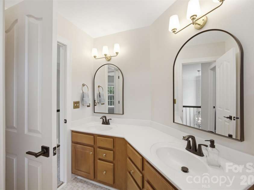 9624 Belloak Lane, Waxhaw, NC 28173.  MLS# CAR4408548, YatesRealty ID 45663. Upstairs Bathroom