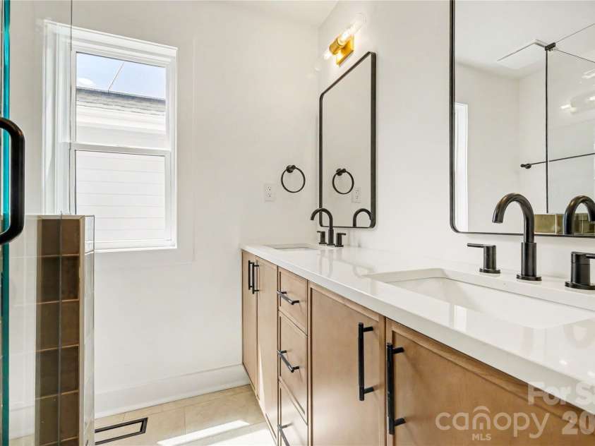3024 Walter Street, Charlotte, NC 28208.  MLS# CAR4401144, YatesRealty ID 45669. Guest bath