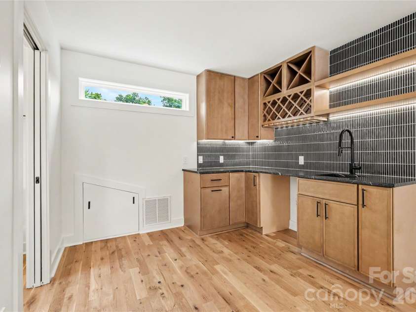 3024 Walter Street, Charlotte, NC 28208.  MLS# CAR4401144, YatesRealty ID 45669. Wet bar