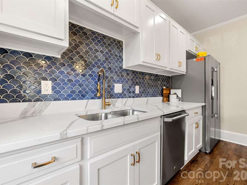 153 Perrin Place, Charlotte, NC 28207.  MLS# CAR4372500, YatesRealty ID 45670. 