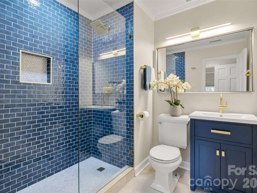 153 Perrin Place, Charlotte, NC 28207.  MLS# CAR4372500, YatesRealty ID 45670. 