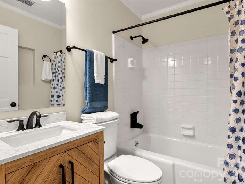 153 Perrin Place, Charlotte, NC 28207.  MLS# CAR4372500, YatesRealty ID 45670. 