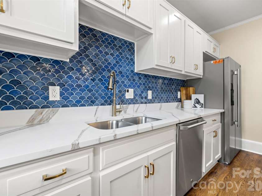 153 Perrin Place, Charlotte, NC 28207.  MLS# CAR4372500, YatesRealty ID 45670. 