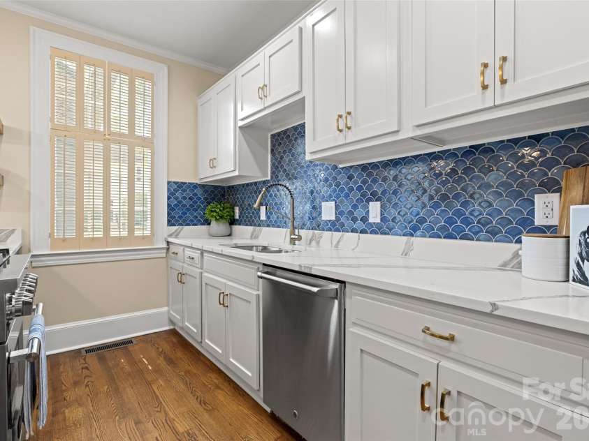 153 Perrin Place, Charlotte, NC 28207.  MLS# CAR4372500, YatesRealty ID 45670. 