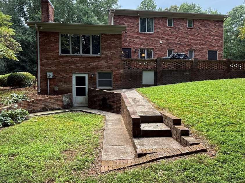 2015 39th Avenue, Hickory, NC 28601.  MLS# CAR4416463, YatesRealty ID 45674. 