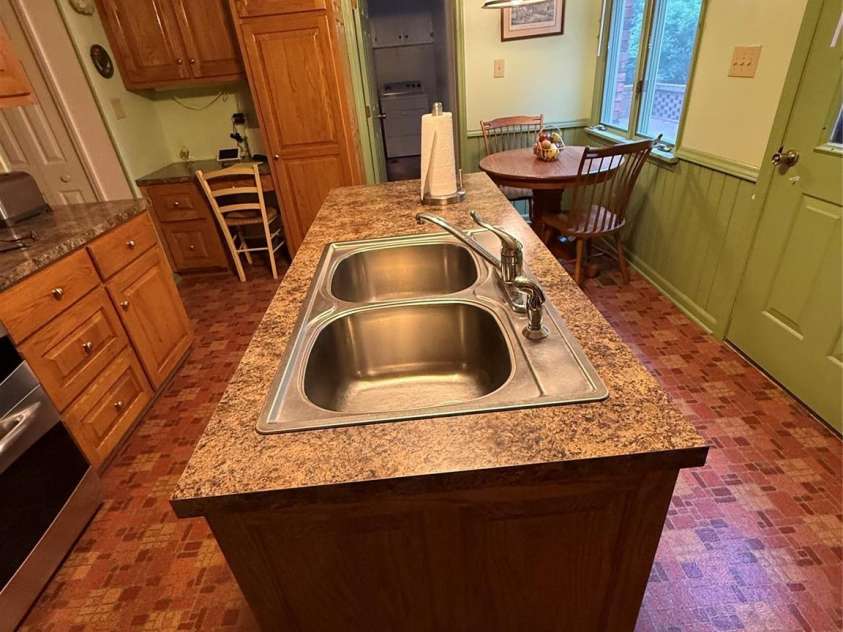 2015 39th Avenue, Hickory, NC 28601.  MLS# CAR4416463, YatesRealty ID 45674. 
