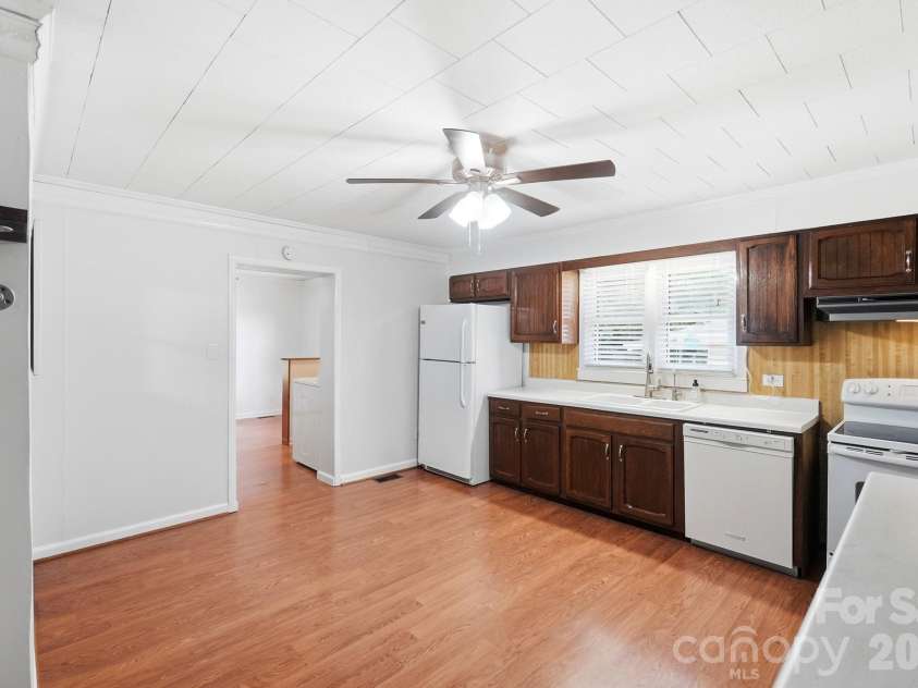 412 Link Street, Fort Mill, SC 29715.  MLS# CAR4416613, YatesRealty ID 45675. Kitchen and dining area