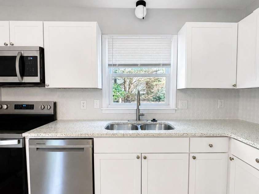 8826 Leipzig Drive, Charlotte, NC 28210.  MLS# CAR4401179, YatesRealty ID 45678. Kitchen