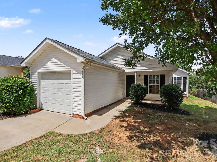 7035 Red Bud Circle, Charlotte, NC 28214.  MLS# CAR4406173, YatesRealty ID 45685. 