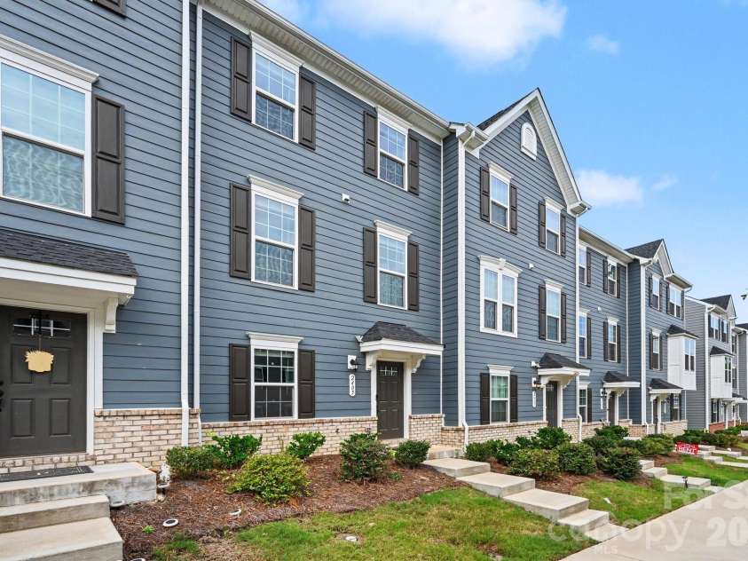 2405 Autumn Olive Lane, Matthews, NC 28104.  MLS# CAR4416584, YatesRealty ID 45689. 