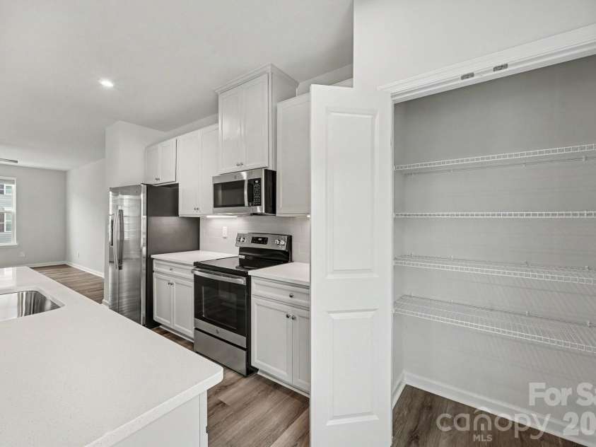 2405 Autumn Olive Lane, Matthews, NC 28104.  MLS# CAR4416584, YatesRealty ID 45689. 