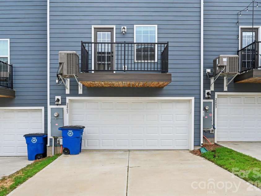 2405 Autumn Olive Lane, Matthews, NC 28104.  MLS# CAR4416584, YatesRealty ID 45689. 