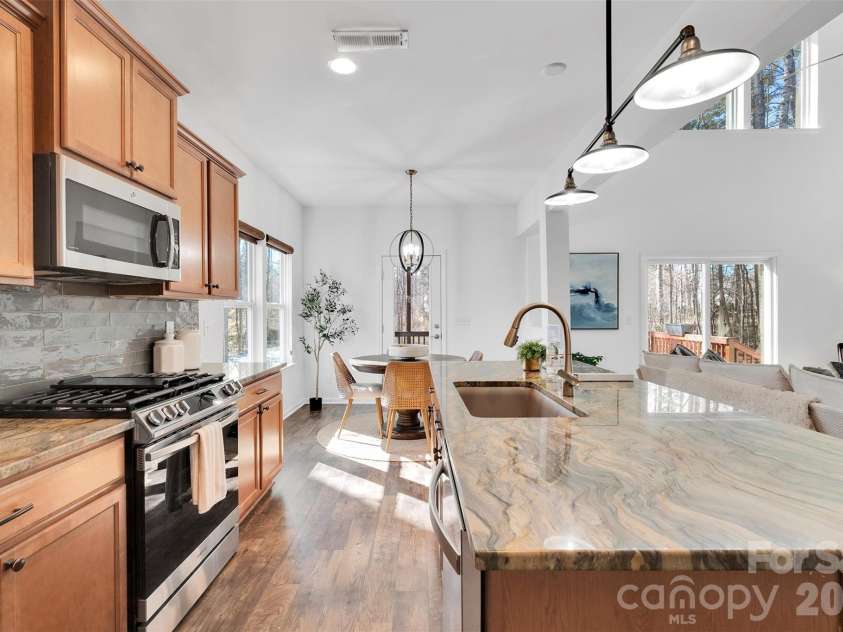 8214 Aspen Court, Charlotte, NC 28227.  MLS# CAR4272999, YatesRealty ID 4569. Kitchen with upgraded counter tops