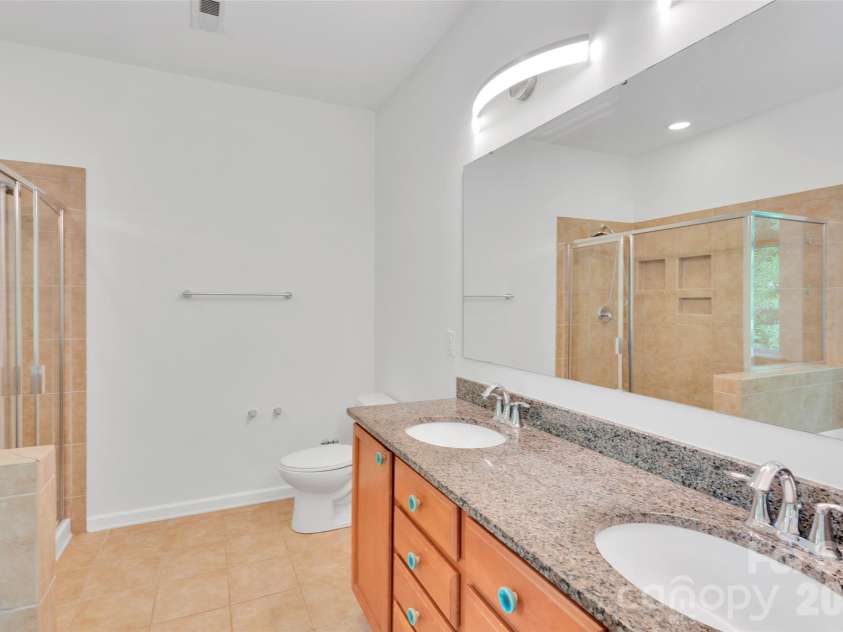 8214 Aspen Court, Charlotte, NC 28227.  MLS# CAR4272999, YatesRealty ID 4569. Primary Bath