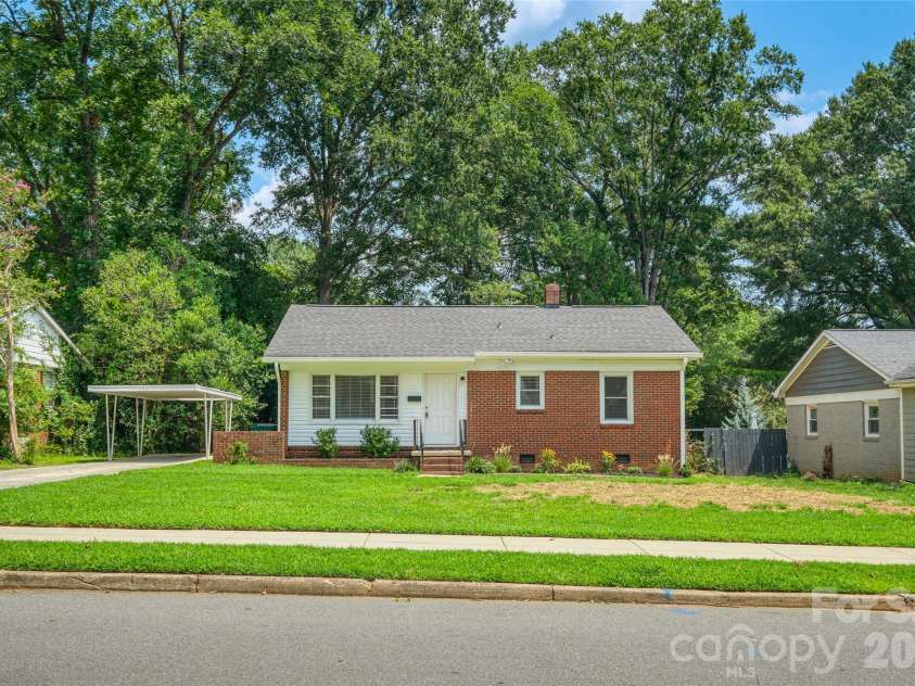 1062 Dresden Drive, Charlotte, NC 28205.  MLS# CAR4412052, YatesRealty ID 45694. 